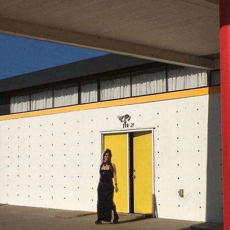 Space Castle: A 1950S Gas Station Transformed Into An Art Themed Wonderland Truth or Consequences Exteriör bild